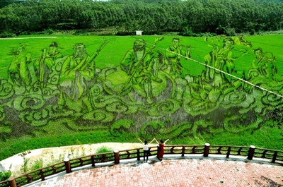 高速鉄道の沿線に田んぼアート 中国・広西