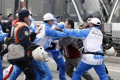 中国、聖火警備隊への批判に反論