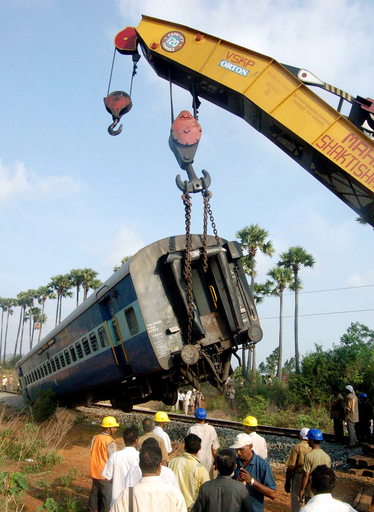 インド南部で列車脱線、死傷者60人以上