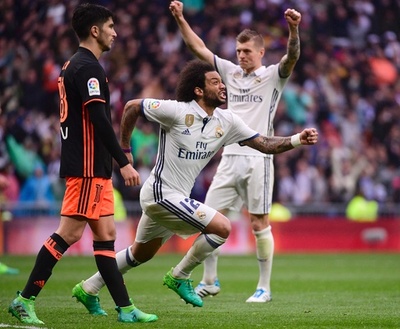 マルセロが終盤にチームとロナウド救う劇的弾、レアルはバレンシアに勝利