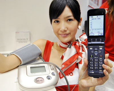 血圧測れるヘルス管理機能付き携帯電話、NTTドコモが発売