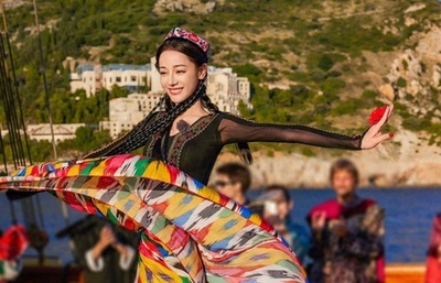 中国の人気女優 クロアチアでウイグル舞踊を披露して注目集める