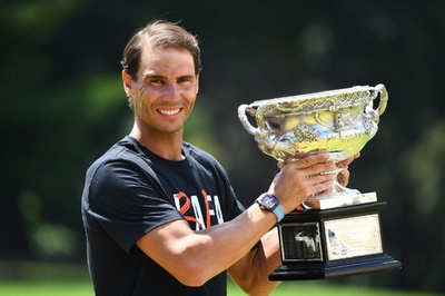 全豪OP王者ナダルが写真撮影 決勝から一夜明け