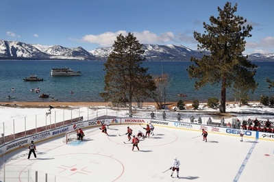 天気良すぎも困りもの？ NHLの屋外試合 氷解けて中断