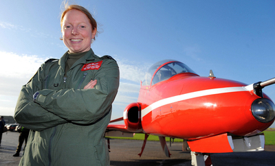 英空軍飛行チーム「レッドアローズ」、初の女性パイロット誕生