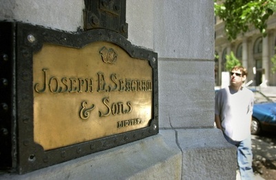 女性を性奴隷にしていた米団体と関係、カナダ酒類大手元社長の娘逮捕