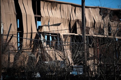 米工業施設で爆発、2人死亡 家屋が多数損壊