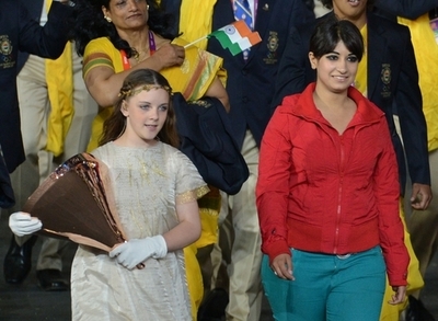 インド選手団と入場行進、謎の女性は「開会式のボランティア」