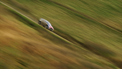 がけから転落直前、少年が危機一髪で車からジャンプ！オーストラリア