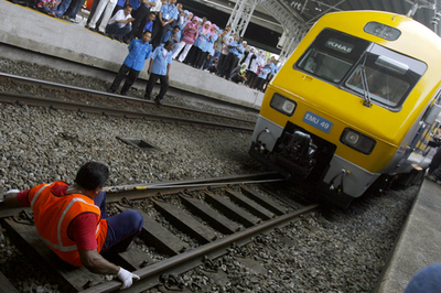 電車を歯で引っ張る「歯の王者」、ギネス記録を更新