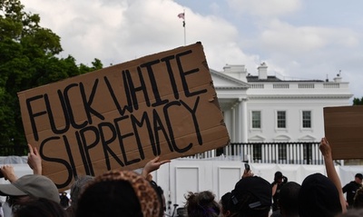 ホワイトハウス前で抗議デモ、警官による黒人男性死亡事件