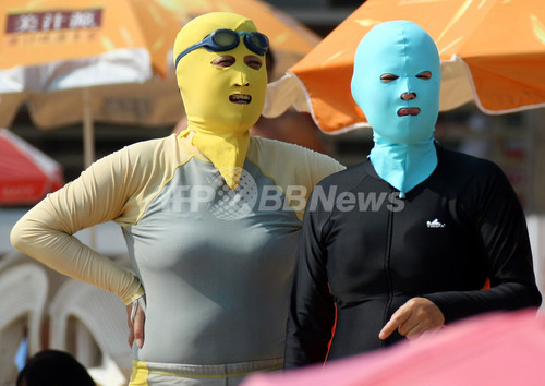 目指せ美白 中国でビーチ用覆面マスク フェイスキニ が流行 写真1枚 ファッション ニュースならmode Press Powered By Afpbb News