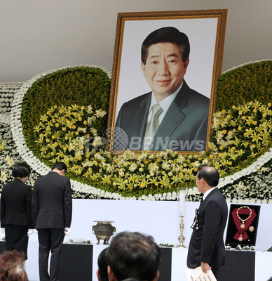 盧前大統領の葬儀 李大統領にブーイング 韓国 写真3枚 ファッション ニュースならmode Press Powered By Afpbb News