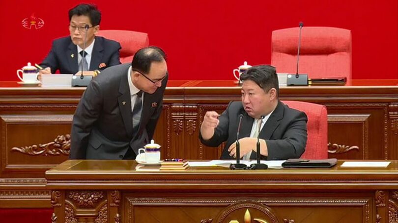 北朝鮮のキム・ジョンウン（金正恩）朝鮮労働党総書記の指示を受けるチョ・ヨンウォン（趙甬元）書記＝朝鮮中央テレビキャプチャー(c)NEWSIS