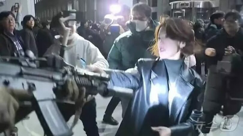 3日深夜、国会議事堂に進入した軍人の銃を掴み止めた「共に民主党」のアン・グィリョン報道官=エコノミックタイムズ(c)news1