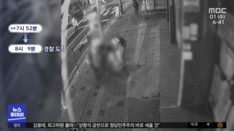 現場に到着した警察官が泥酔者の保護を試みている（韓国MBCテレビより）(c)news1
