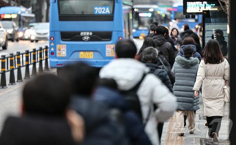 旧正月連休が終わった1月31日、ソウル・光化門交差点で通勤する会社員ら(c)news1