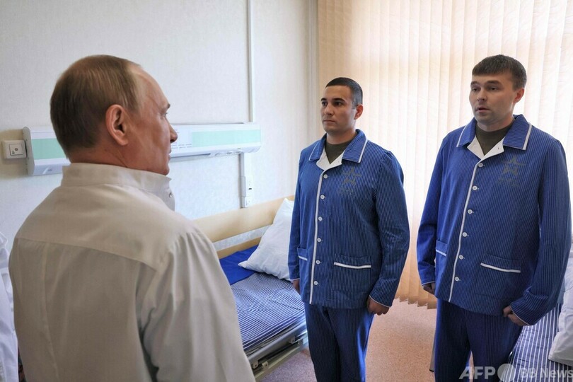 ロシア大統領、ウクライナ従軍負傷兵を慰問 「英雄」と称賛