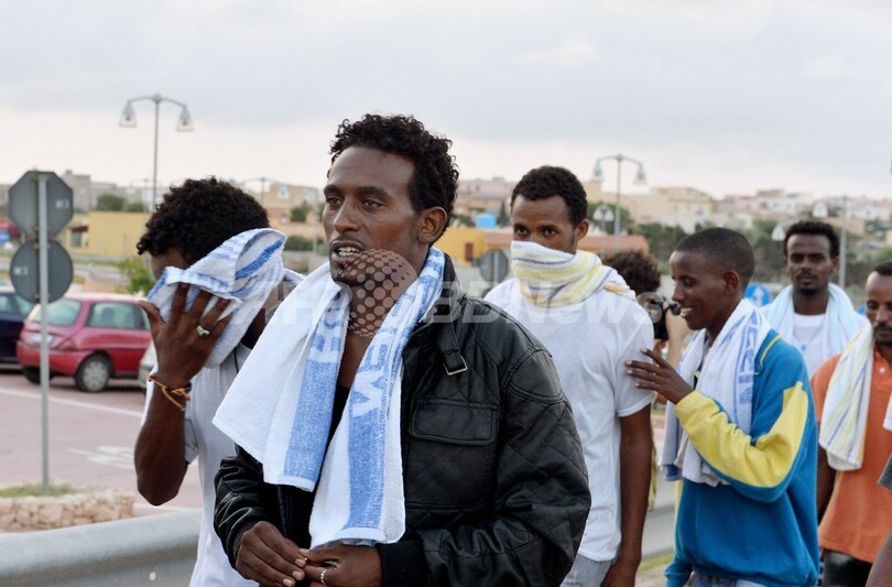 イタリアの難民船沈没、当局が救助活動の不手際を否定