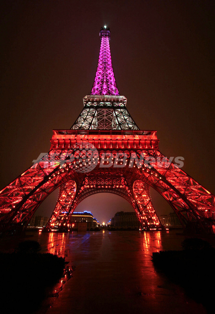 クリスマス直前 中国 ミニ パリ のエッフェル塔もライトアップ 写真2枚 国際ニュース Afpbb News