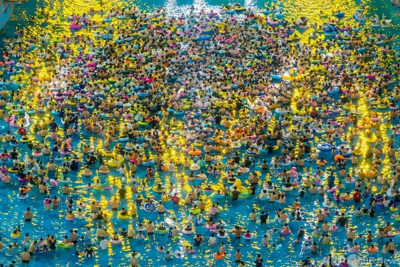 まるで点描画…プールを彩る人と花火 中国