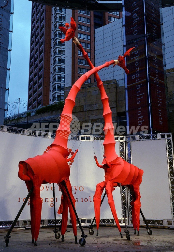 巨大な赤いキリン 六本木ヒルズ10周年祝う 写真8枚 国際ニュース Afpbb News