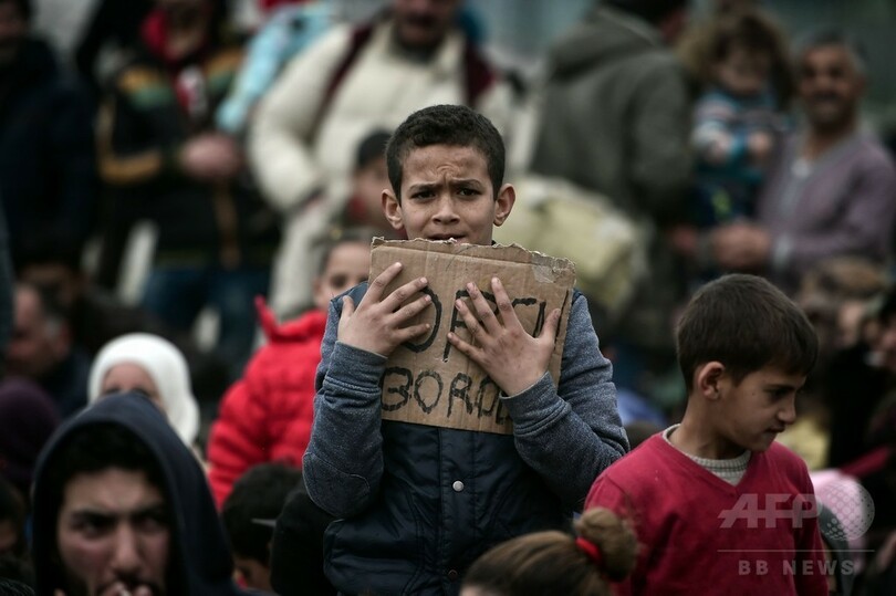 「国境開けて」、移民ら数百人が線路上で抗議 ギリシャ北部
