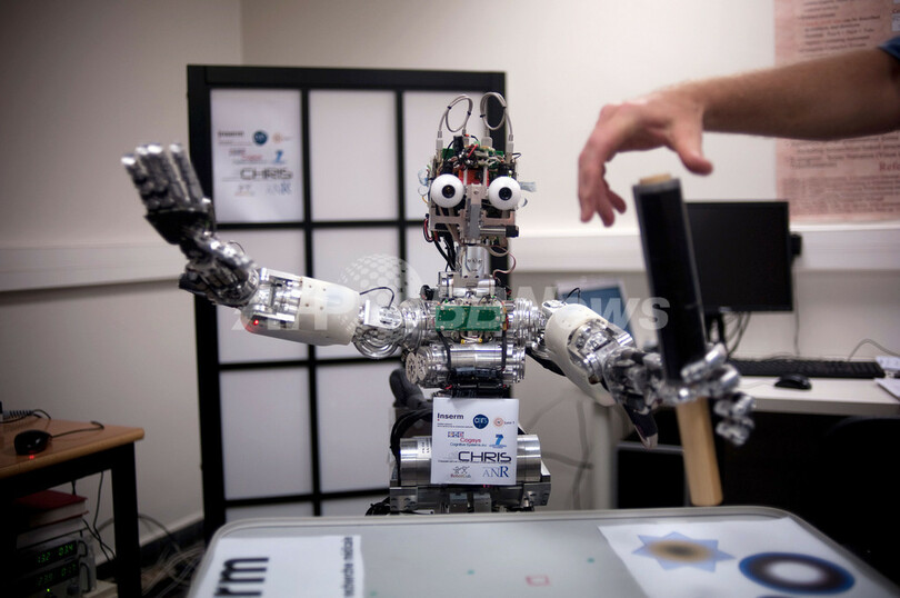 触覚も聴覚もある人型ロボット「iCub」