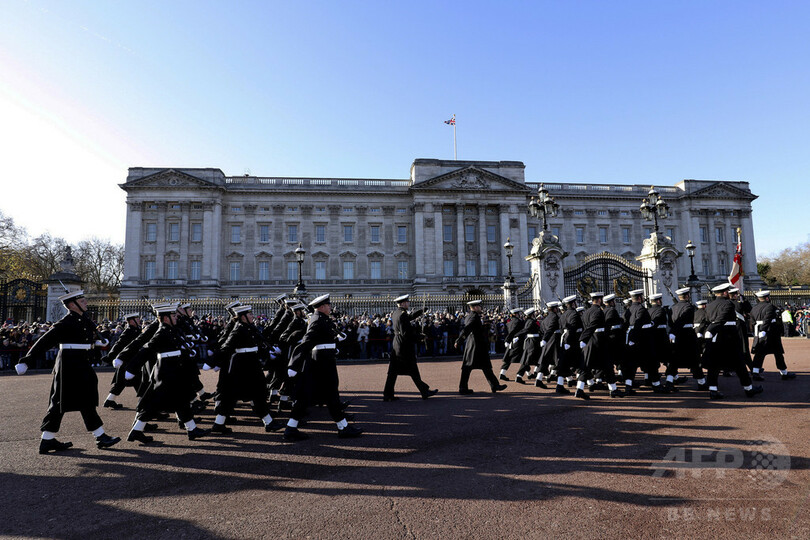 英海軍がバッキンガム宮殿の警護に、衛兵交代式357年の歴史で初