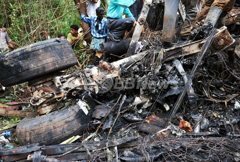 国際ニュース：AFPBB Newsインド機着陸失敗事故、事故原因の調査続く