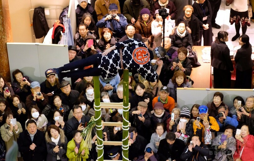 江戸町火消しの伝統で新年祝う、東京