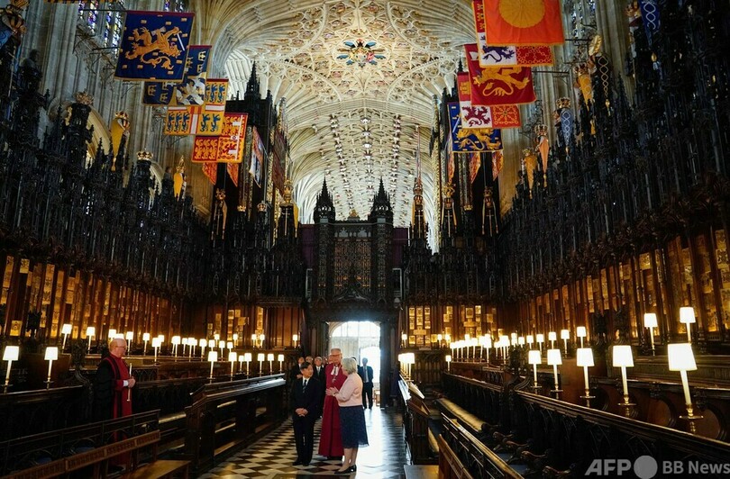 天皇陛下、エリザベス女王の墓に供花