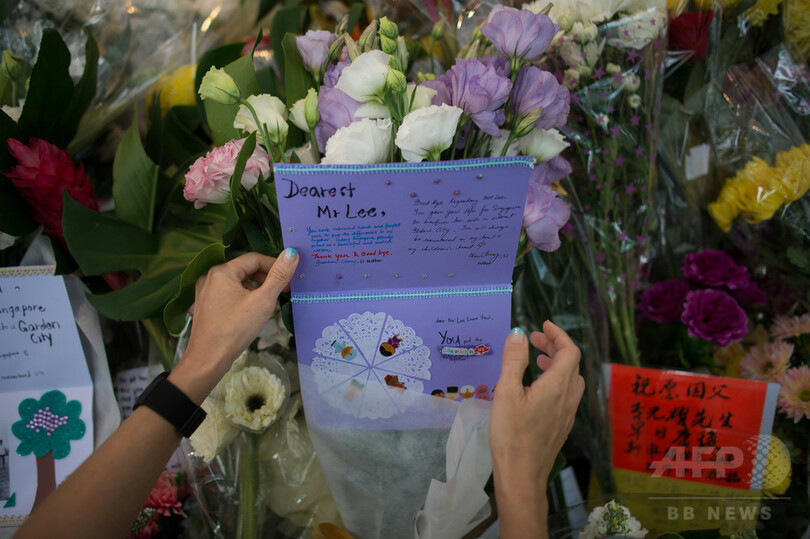 リー・クアンユー元首相の冥福祈る市民、シンガポール