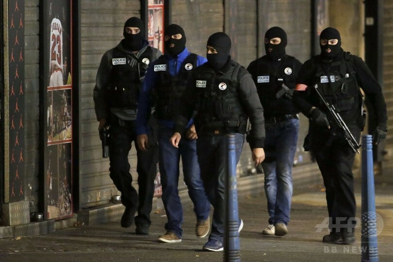 パリ郊外で銃撃戦、2人死亡 連続襲撃の主犯格が立てこもりか