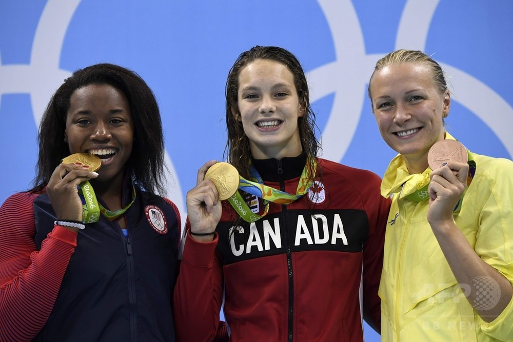 競泳女子100メートル自由形、米国とカナダ代表同着で金 写真5枚 国際ニュース：AFPBB News