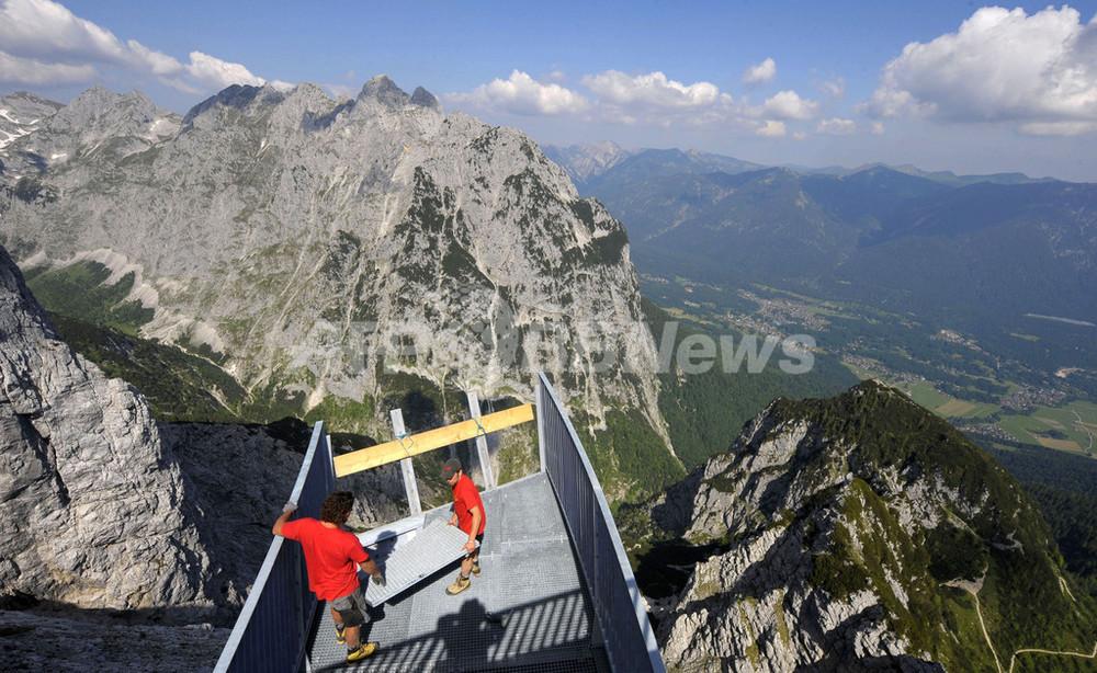 空中に突き出た展望台、ドイツ・アルプシュピッツェ山 写真8枚 国際
