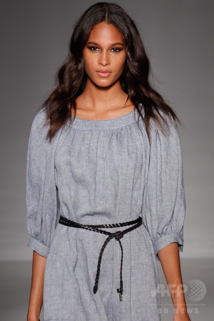 膝下丈のスカートでエレガントに、「ジル・スチュアート」15年春夏