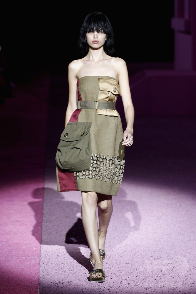 制服がコンセプト、「マーク ジェイコブス」15年春夏