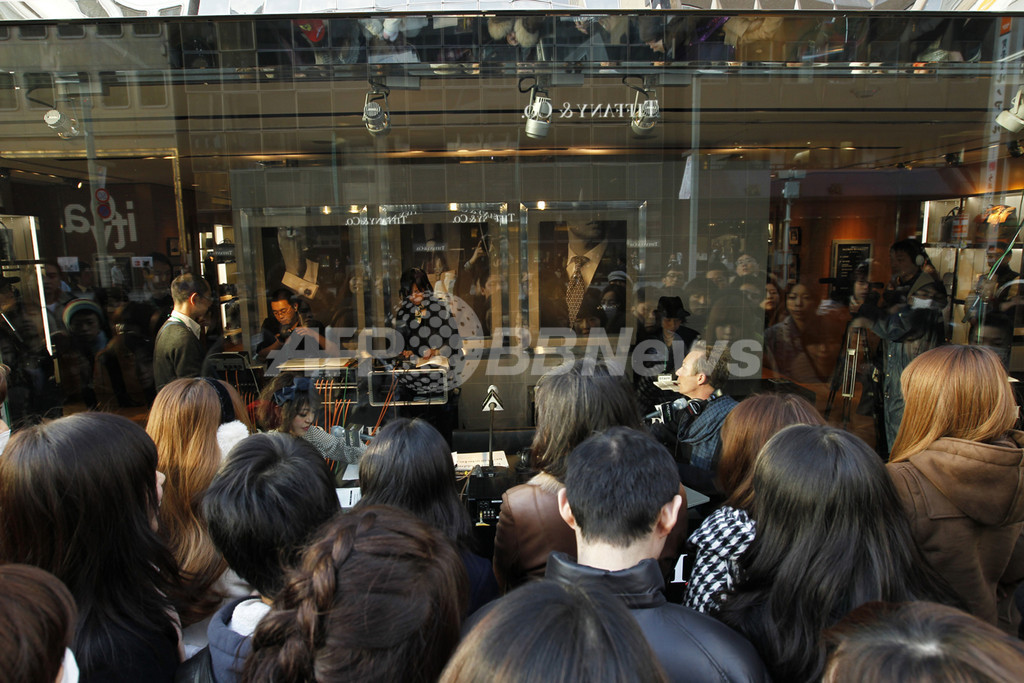 アルフレッド ダンヒル・銀座本店でラジオ公開生放送、多くのファンが殺到