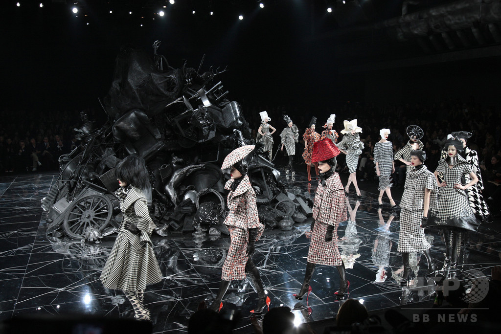 マックイーンの幻想的な世界を表現した舞台、ロンドンで公開へ