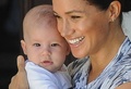 南アフリカ・ケープタウンを訪問中の英メーガン妃（右）と長男のアーチーちゃん（2019年9月25日撮影）。(c)HENK KRUGER / POOL / AFP