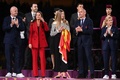 サッカー女子W杯オーストラリア・ニュージーランド大会、決勝、スペイン対イングランド。表彰式に臨む（左手前から）国際サッカー連盟（FIFA）のジャンニ・インファンティーノ会長、スペインのレティシア王妃、スペインのソフィア王女、スペインサッカー連盟のルイス・ルビアレス会長（2023年8月20日撮影）。(c)FRANCK FIFE / AFP