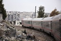シリア・アレッポ東部の荒廃した地区を走行する列車（2017年1月25日撮影）。(c)AFP/George OURFALIAN