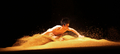 台湾のダンスカンパニー、クラウド・ゲート・ダンスシアター（Cloud Gate Dance Theatre、雲門舞集）の公演「Vagrants（放浪者たち）」が1日、北京（Beijing）の中国国家大劇院（National Grand Theatre）で始まった。

台湾から持ち込んだ3トンの米粒を使った舞台で、チケットが売り切れるほどの盛況ぶりになっている（2011年4月1日撮影）。(c)AFP/GOU YIGE