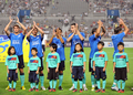 スペイン1部リーグFCバルセロナ（FC Barcelona）は4日、韓国・ソウル（Seoul）で韓国のKリーグ・オールスターと親善試合を行い、途中出場したリオネル・メッシ（Lionel Messi）の2得点などで、5-2で勝利した。 写真は試合前に観客の声にこたえるバルセロナの選手たち。（2010年8月4日撮影）(c)AFP/JUNG YEON-JE
