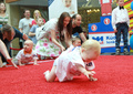 「国際子どもの日（International Children&apos;s Day）」の1日、リトアニアの首都ビリニュス（Vilnius）で、赤ちゃんの「はいはい競争」が開催され、お母さんやお父さんの呼び声が飛び交った（2013年6月1日撮影）。(c)AFP/PETRAS MALUKAS