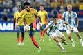 サッカーコパ・アメリカ決勝、アルゼンチン対コロンビア。アルゼンチンのフリアン・アルバレス（右）とボールを競るコロンビアのヨハン・モヒカ（2024年7月14日撮影）。(c)JUAN MABROMATA/ AFP