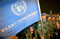 2007年11月23日、河南（Henan）省、鄭州（Xinzheng）国際空港で、出発前に国連PKO部隊の水色の制帽をかぶり整列する人民解放軍の兵士。(c)AFP/TEH ENG KOON