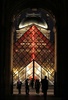 パリ（Paris）のルーブル（Louvre）美術館にあるガラスのピラミッドに設置された、赤いネオンライトを使ったクロード・レベック（Claude Leveque）氏による作品（2014年4月2日撮影）。(c)AFP/FRANCOIS GUILLOT