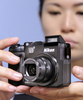 都内のニコン（Nikon）ショールームで発表された高性能コンパクトカメラ「クールピクス(Coolpix）P6000」（2008年9月21日撮影）。(c)AFP/Yoshikazu TSUNO